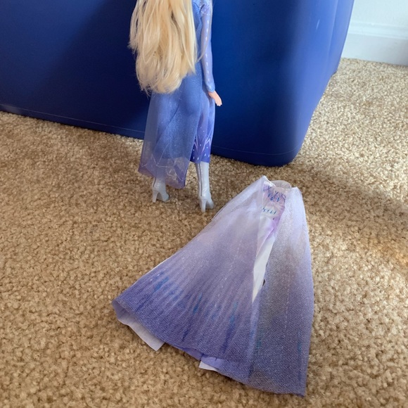 DISNEY FROZEN 2 ELSA DOLL W/ EXTRA DRESS - Picture 7 of 7
